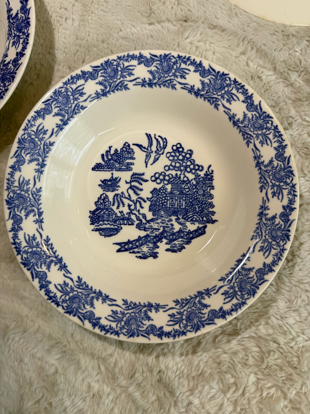 Set of 4- Vintage 8 1/4” Blue Willow pattern bowls by Royal China Company - Picture 4 of 8
